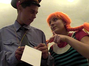 Sasha Puzakov som polisman Karlsson och Aleysa Aletchenko som Pippi