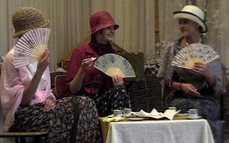 Tre kafferepande damer; Katja Makarova, Katja Machengirova och Daria Studenikina